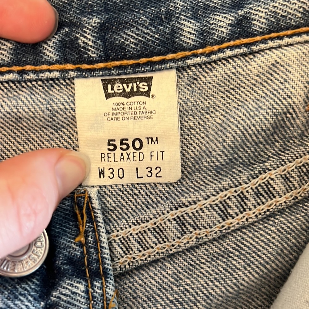 Relaxed fit Levi denim shorts size 30. - Picture 4 of 5